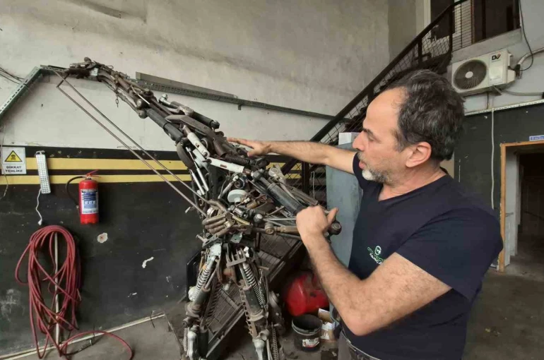 850 parça hurdayı birleştirdi, 200 kiloluk metal figür yaptı 
