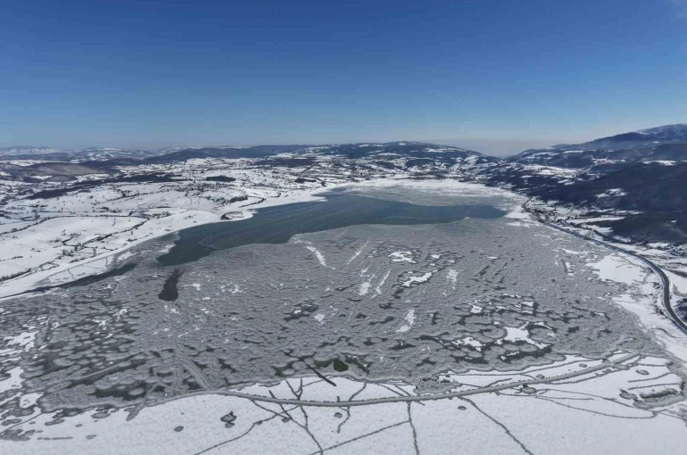 870 hektarlık Ladik Gölü buz tuttu: Kar yağışı göle can suyu oldu 