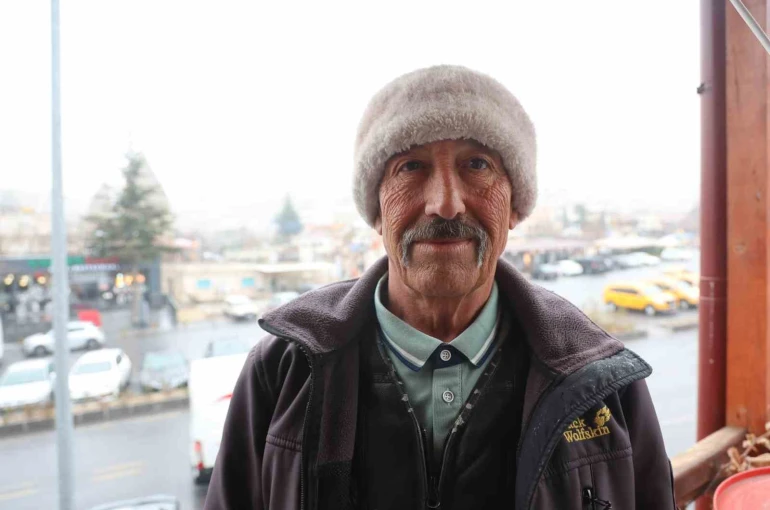 9 dil biliyor, gören şaşırıyor 