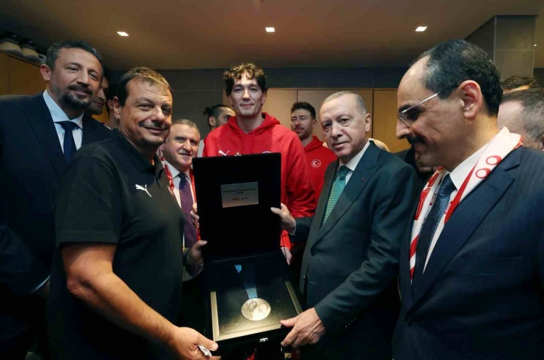 A Milli Erkek Basketbol Takımı, ikincilik madalyasını Cumhurbaşkanı Erdoğan’a takdim etti 