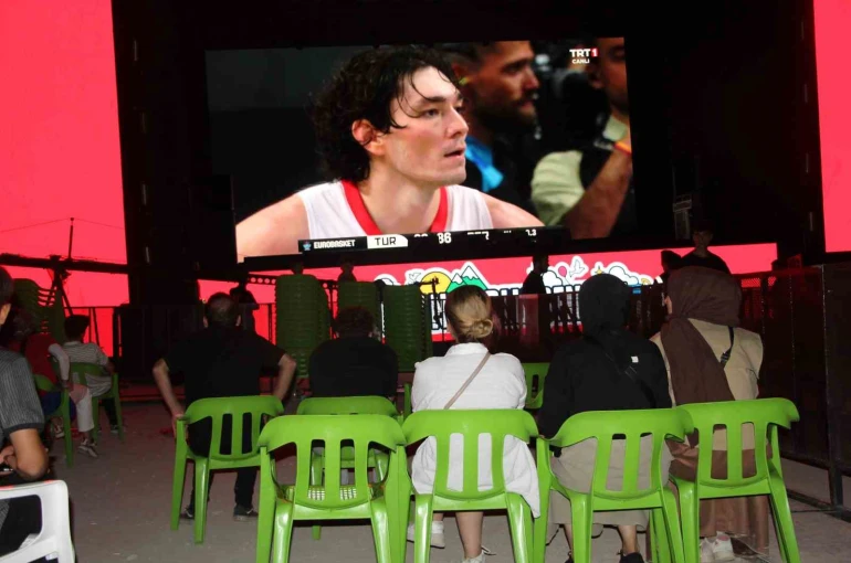 A Milli Erkek Basketbol Takımı’nın finali Şırnak’ta dev ekranlardan izlendi 