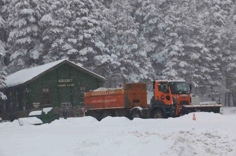 Abant Gölü Milli Parkı beyaza büründü 