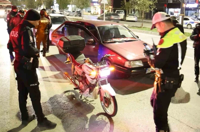 Abartı egzoz ve standart dışı ışıklı motosiklet sürücüsüne 13 bin 776 lira ceza