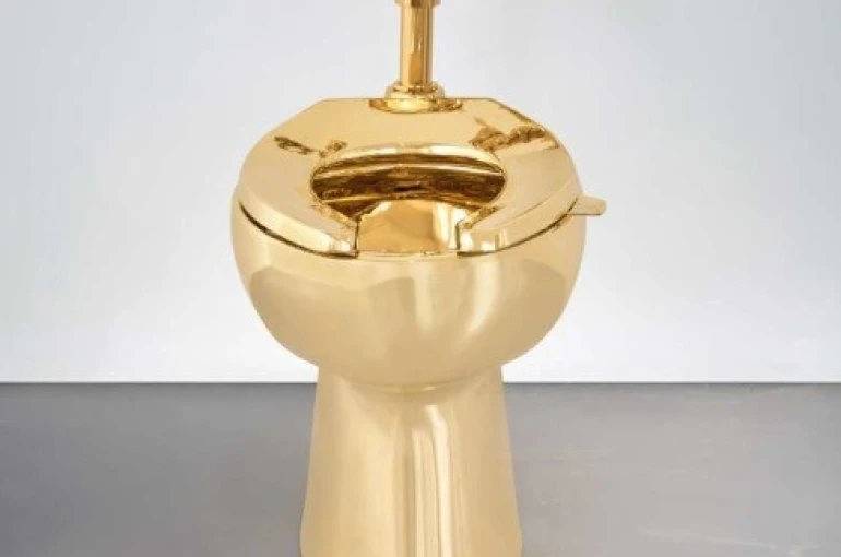 ABD’de 18 ayar altın tuvalet 12.1 milyon dolara satıldı 