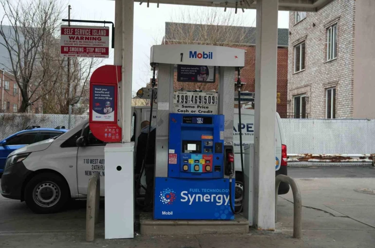 ABD’de ortalama benzin fiyatı 2022’den bu yana ilk kez 4 doların üzerinde