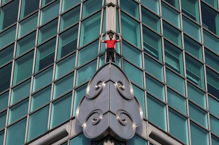 ABD’li sporcu Honnold’dan Tayvan’ın en yüksek binasına halatsız tırmanış 