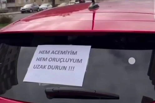 Acemi sürücüden trafikte ’ilginç’ önlem