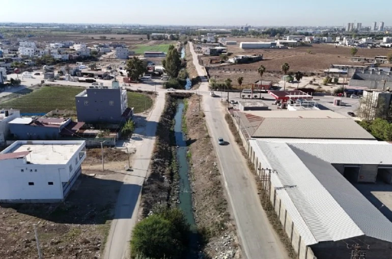 Açık bırakılan atık su deresi vatandaşı perişan ediyor 