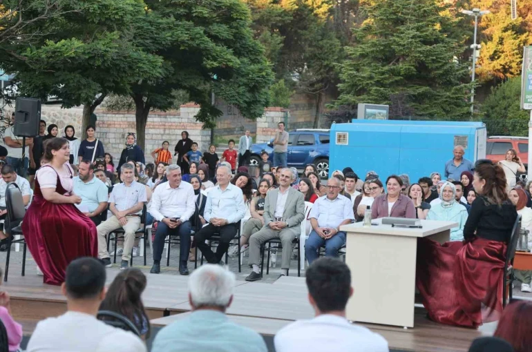 Açık havada tiyatro resitali sunup sertifikalarını aldılar 