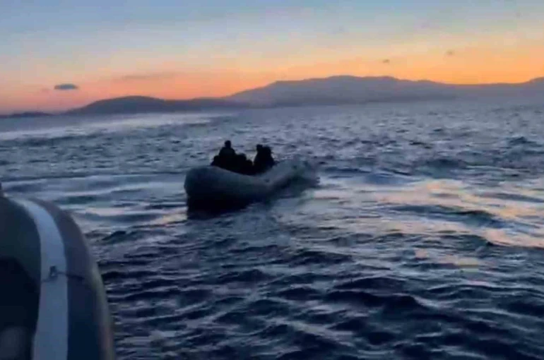 Adalar Denizi’nde sürüklenen 32 göçmen kurtarıldı, kaçmaya çalışan 14 göçmen yakalandı 