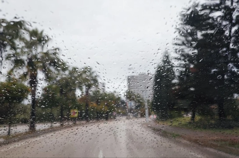 Adana güne yağmurlu başladı 