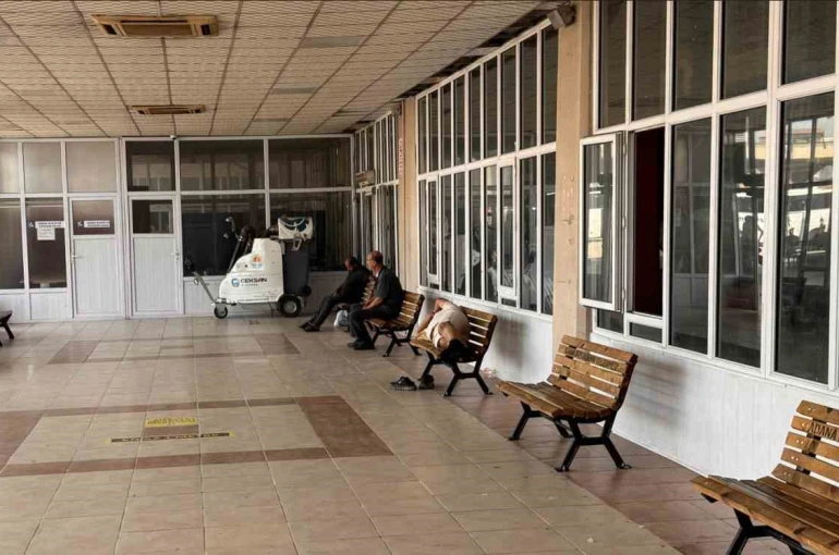Adana sıcağı otogarda çileye dönüştü, vatandaş isyan etti