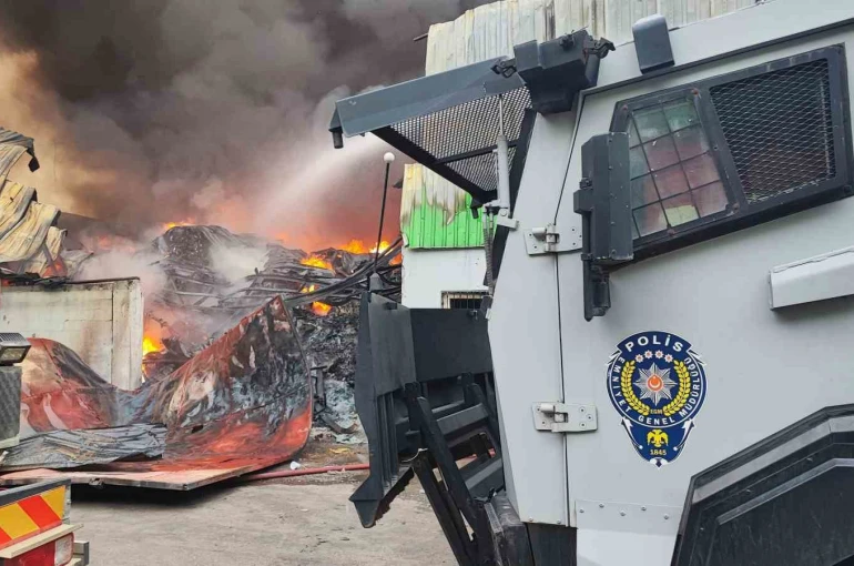 Adana Valisi Yavuz: "Yangın 5 iş yerine sirayet etti ancak çevrelendi" 