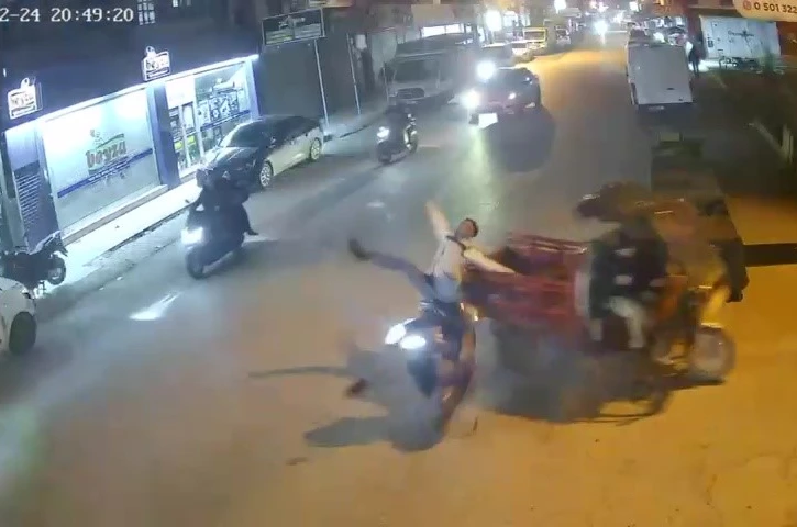 Adana’da 2 motosiklet çarpıştı... Kaza anı kamerada