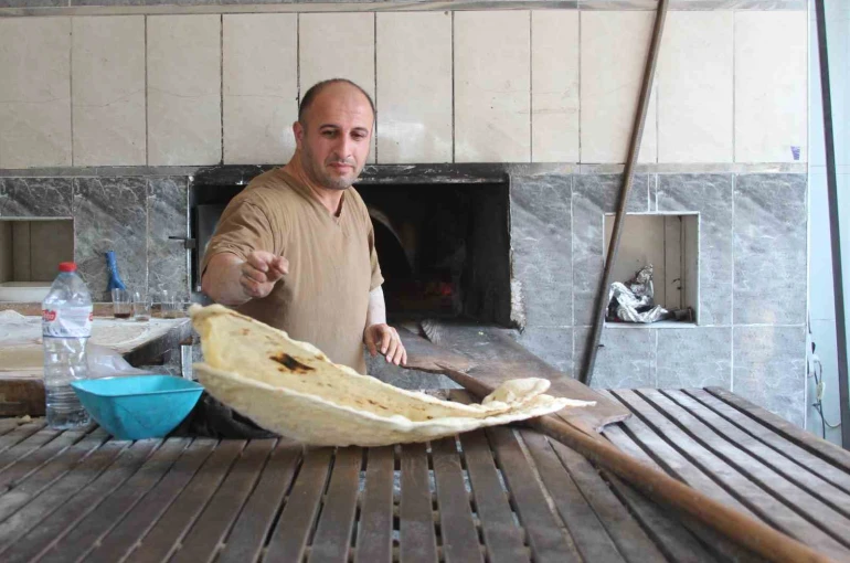 Adana’da 40 derece sıcaklarda fırıncıların zorlu ekmek mesaisi 