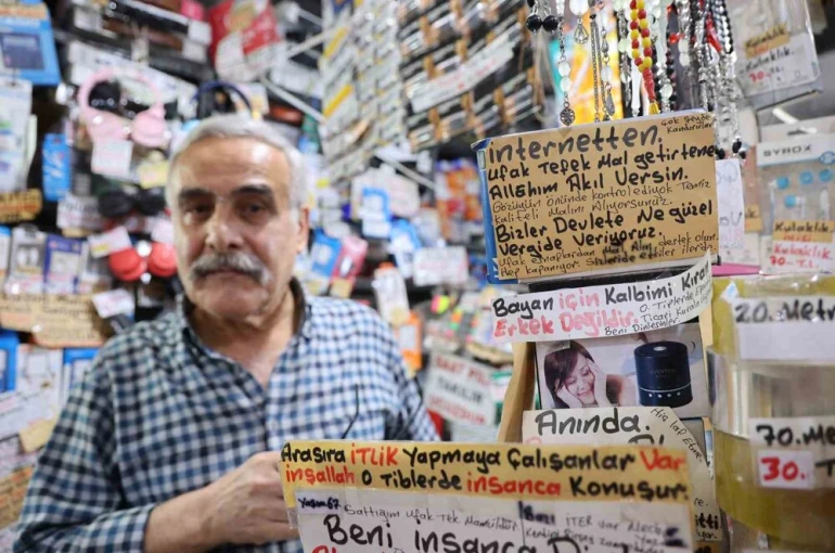 Adana’da 44 yıllık esnafın hayat dersi yazıları dikkat çekiyor 