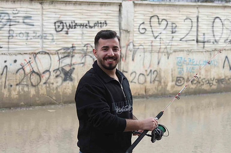 Adana’da altyapı isyanı: Esnaf göle dönen sokakta olta attı 