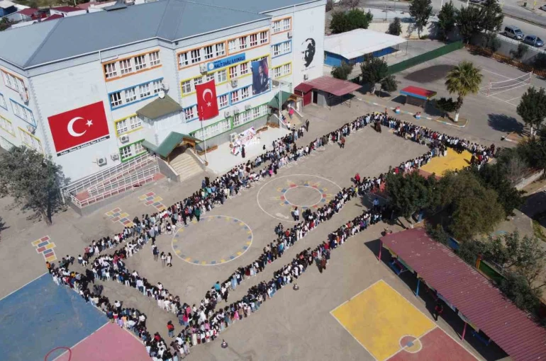 Adana’da ara tatile giren öğrenciler okul bahçesinde bayramlaştı 
