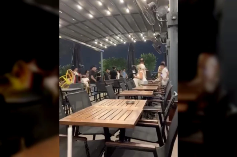 Adana’da AVM’de sandalyeli kavga: Kadınlar arada kaldı