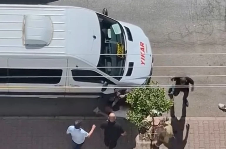 Adana’da bıçaklama anı saniye saniye görüntülendi 