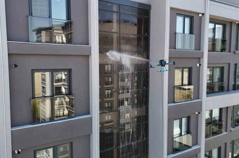 Adana’da cam temizliğine yeni soluk: Dronlar camcı oldu 