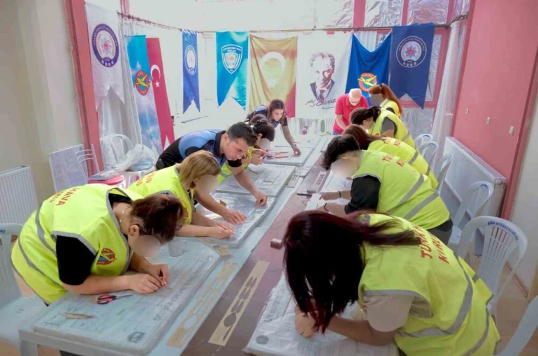 Adana’da çocuklara model uçak ve robotik kodlama kursu