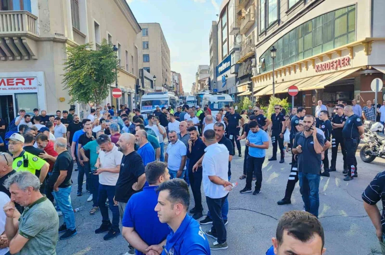 Adana’da dolmuş şoförlerinden eylem: Trafik kilitlendi