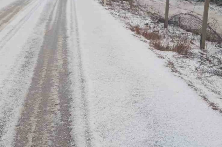 Adana’da dolu yağdı, yollar ve tarlalar beyaza büründü 