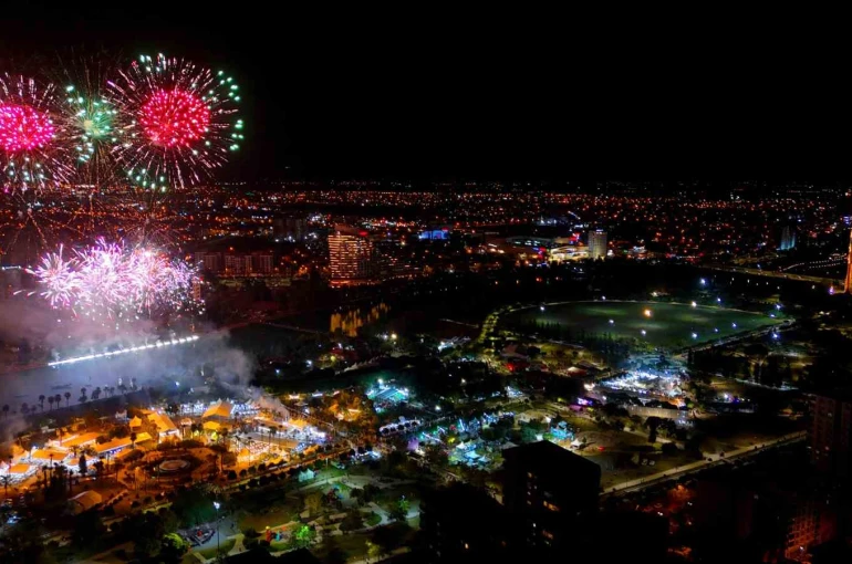 Adana’da dron, lazer ve havai fişek gösterisi, görsel şölene sahne oldu