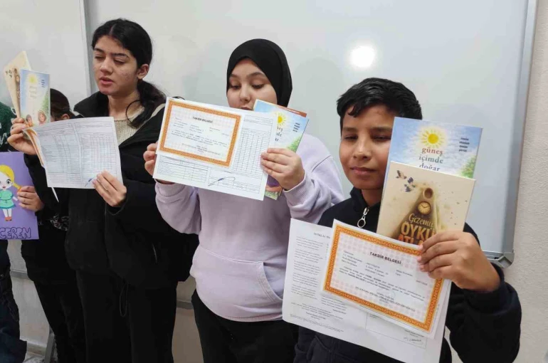 Adana’da engelleri aşan karne sevinci: Görme engelli öğrenciler ’’Braille alfabesi’’ ile hazırlanan karnelerini aldı 