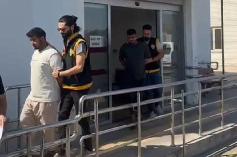 Adana’da ev kurşunlayan 2 şüpheli tutuklandı 