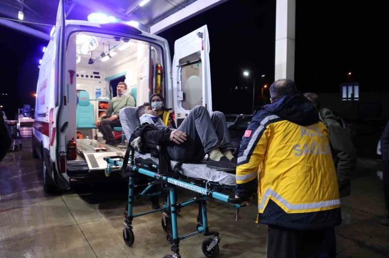 Adana’da fabrika işçilerini taşıyan minibüs devrildi: 13 yaralı