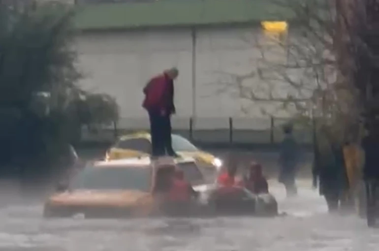 Adana’da göle dönen yolda mahsur kalan araçtaki 2 kişi kurtarıldı