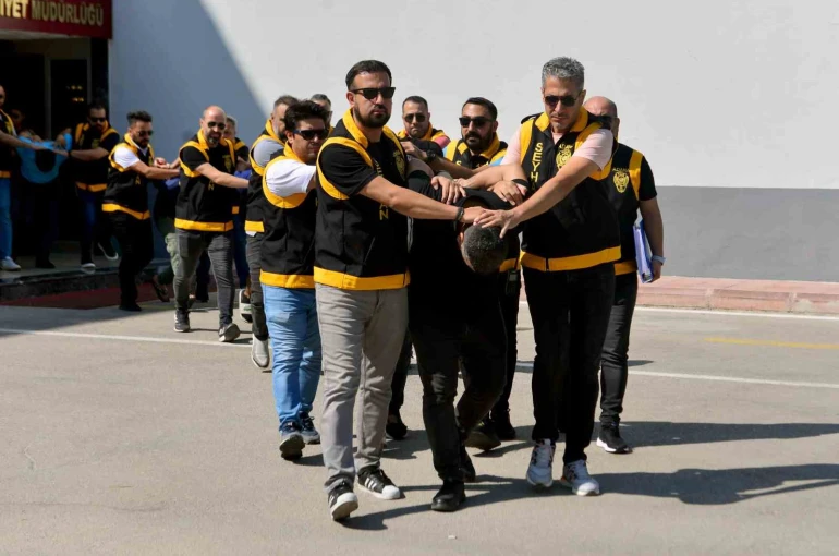 Adana’da haraç isteyen çeteye operasyon: 12 silah ile 54 bin hap ele geçirildi