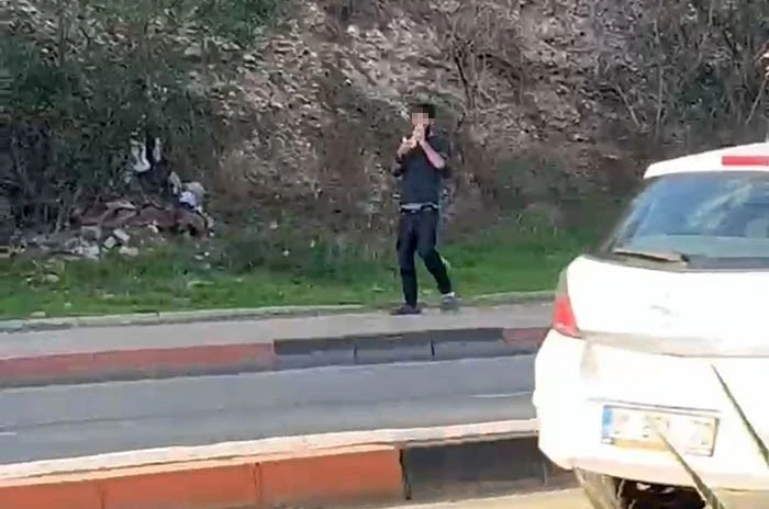 Adana’da herkesin gözü önünde poşetle uçucu madde çekti 