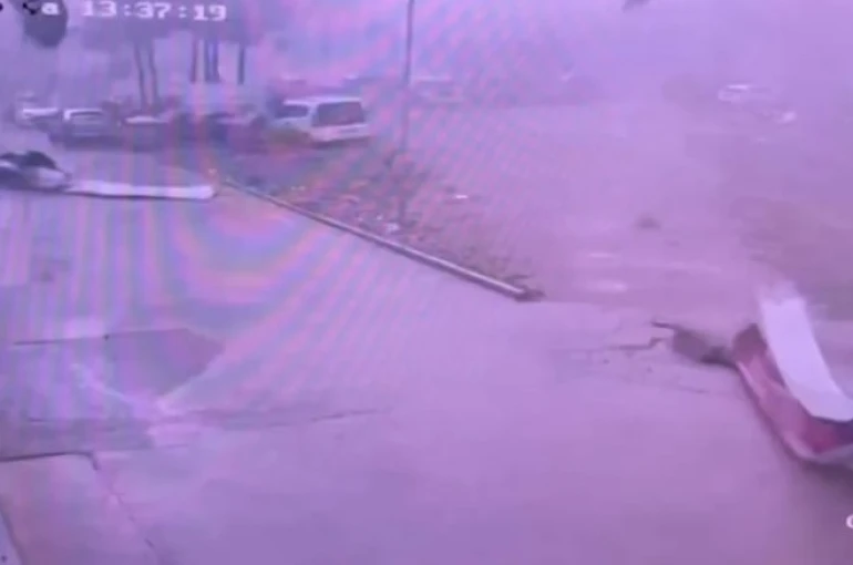 Adana’da hortum okulun çatısını uçurdu, o anlar güvenlik kamerasına yansıdı 