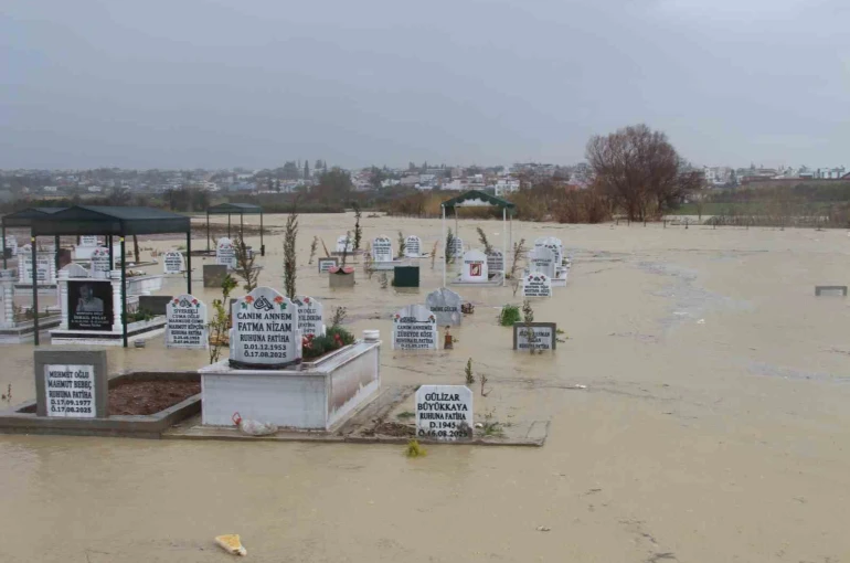 Adana’da kanal taştı, mezarlar sular altında kaldı 