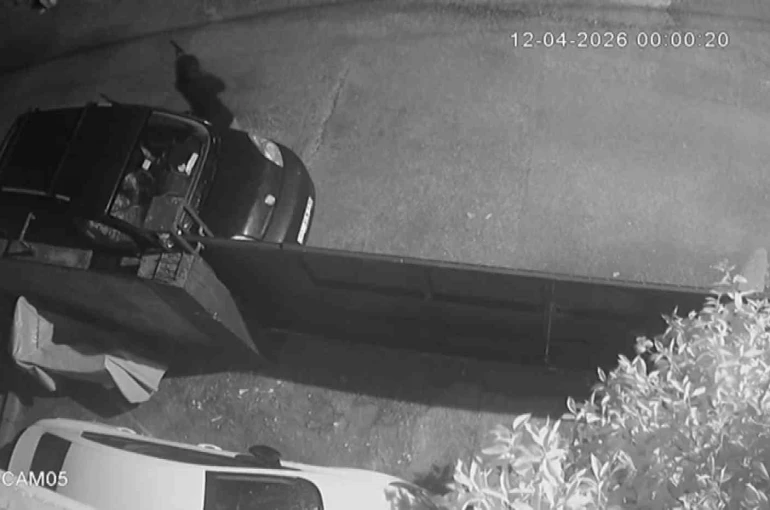 Adana’da kasklı saldırgan dehşeti: Eve tüfekle kurşun yağdırdı