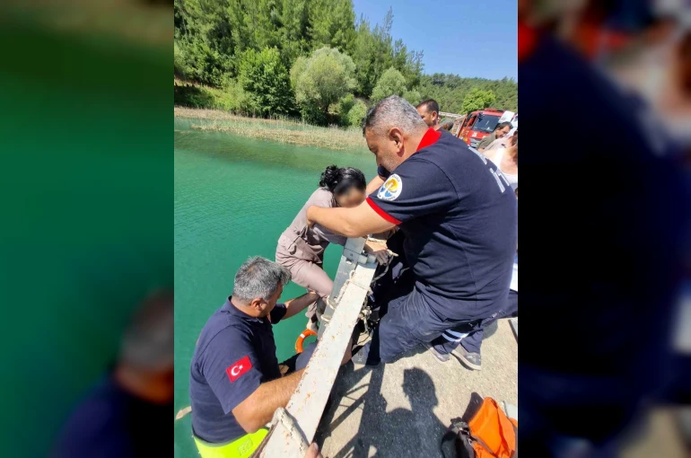 Adana’da köprüden düşen kadın itfaiye ekiplerince kurtarıldı 