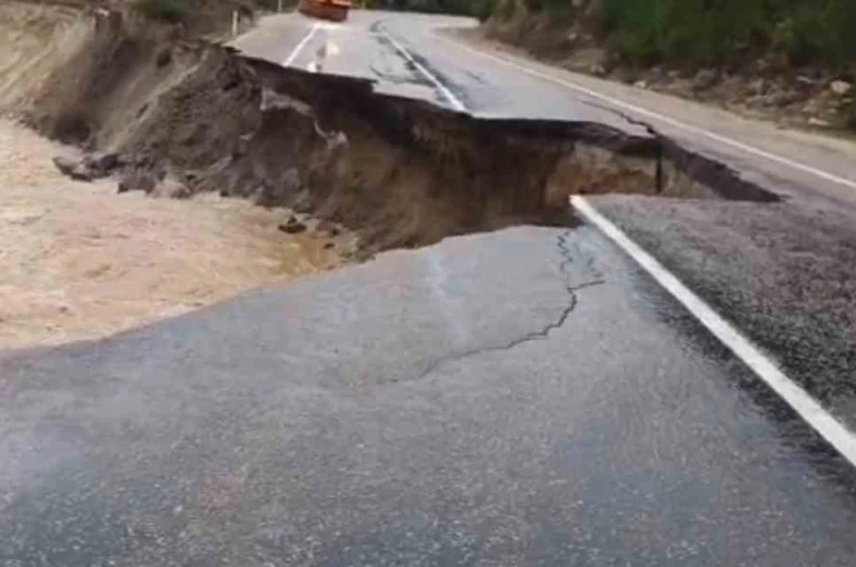 Adana’da Kozan-Kayseri karayolu ulaşıma kapandı 
