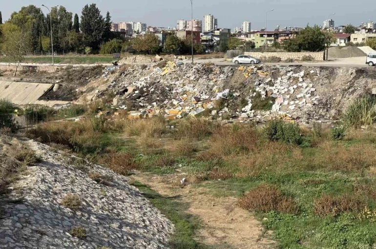 Adana’da kuruyan dere moloz döküm sahasına döndü 