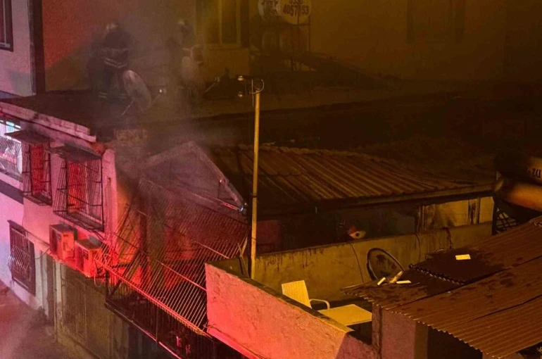 Adana’da müstakil ev alev alev yandı 