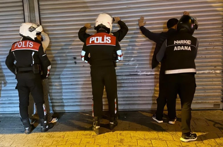 Adana’da ’narko-alan’ uygulaması: Uyuşturucu içen 20 şahıs suçüstü yakalandı 