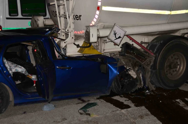 Adana’da otomobil tıra çarptı: 1 ölü, 2 yaralı 