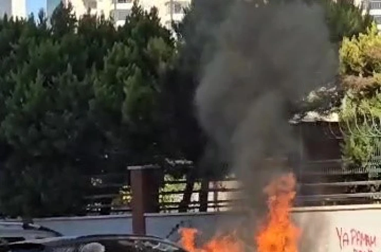 Adana’da park halindeki araç alev alev yandı 