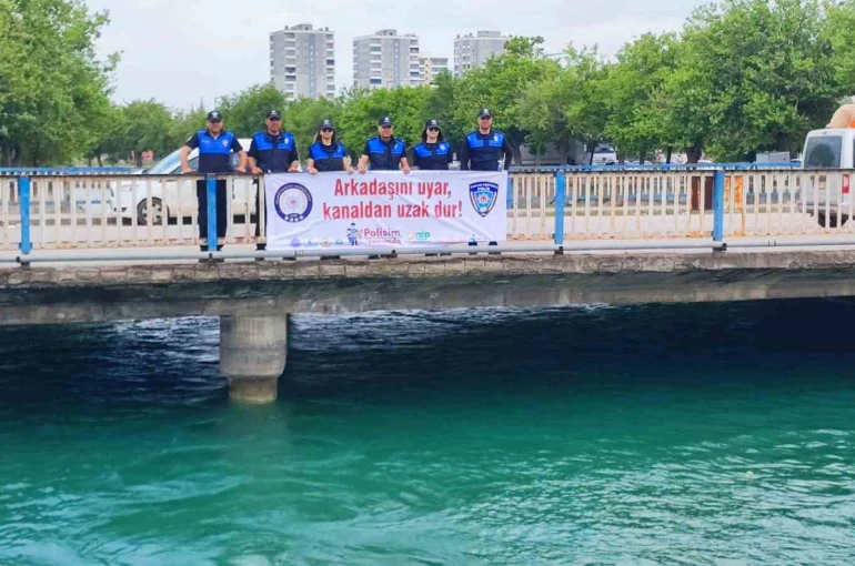 Adana’da polis kağıt oyununa ara verdirip, boğulma bilgilendirmesi yaptı 