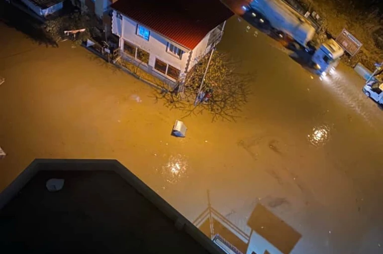 Adana’da sağanak yağmur hayatı felç etti: Yollar göle döndü, araçlar mahsur kaldı 