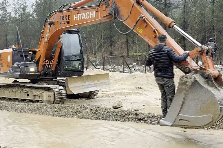 Adana’da sel ve heyelanlar ulaşımda aksamalara neden oldu
