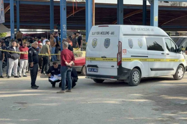 Adana’da semt pazarını kana buladılar: 2 ölü, 5 yaralı 