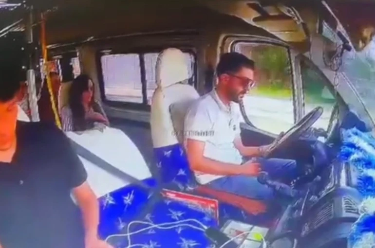 Adana’da sürücü uyudu, dolmuş duvara çarptı: 7 yaralı 